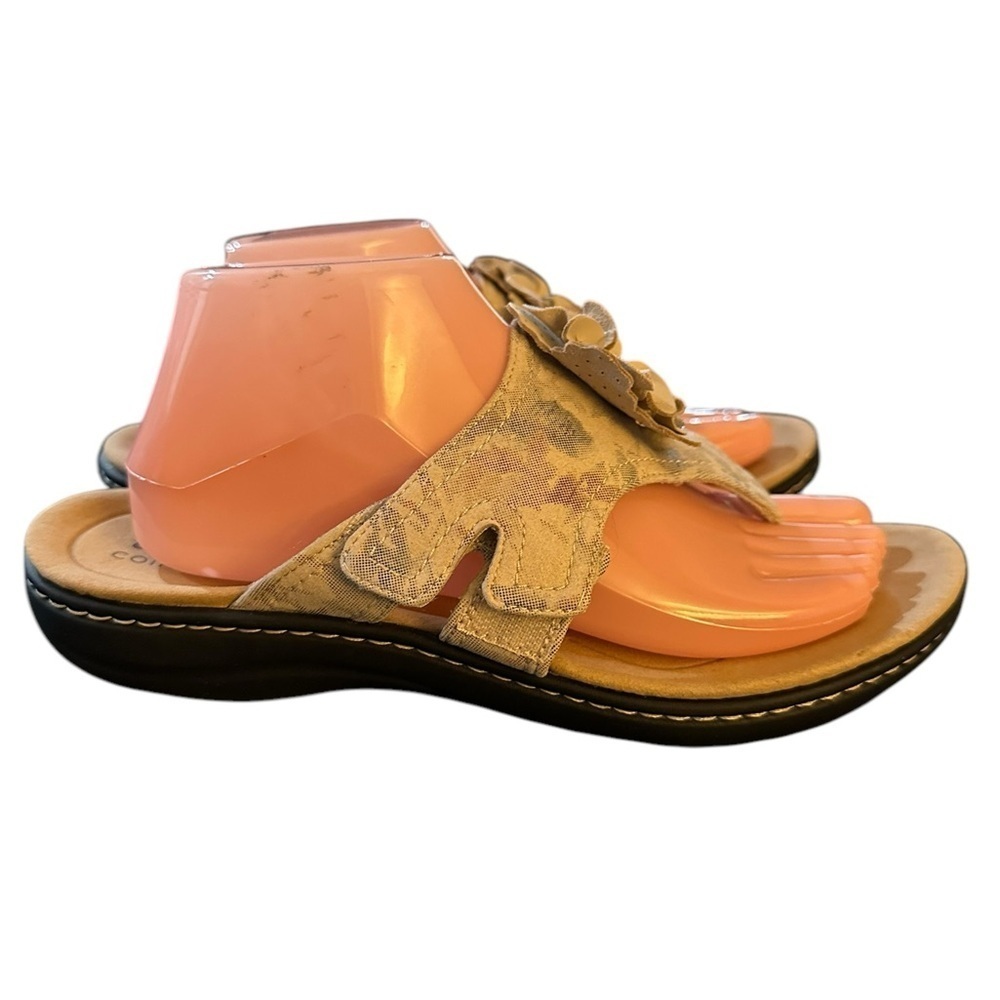 Clark’s Sand Beige Muted Floral Laurieann Gemma Thong Sandal Adjustable - Picture 9 of 10